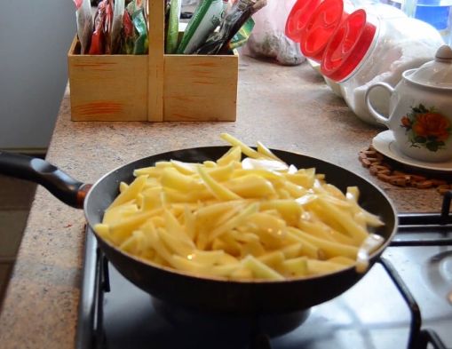 Как правильно пожарить картошку с луком на сковороде вкусно с корочкой