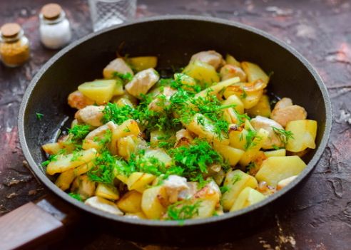 Как правильно пожарить картошку с луком на сковороде вкусно с корочкой