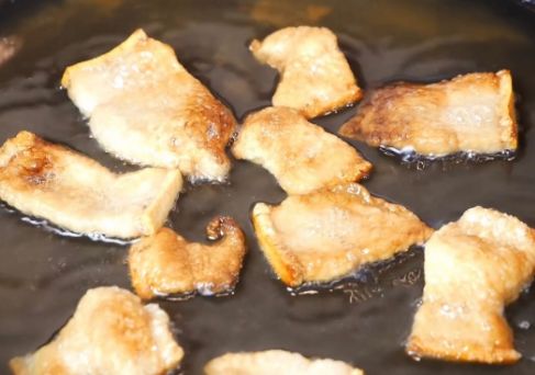 Как правильно пожарить картошку с луком на сковороде вкусно с корочкой