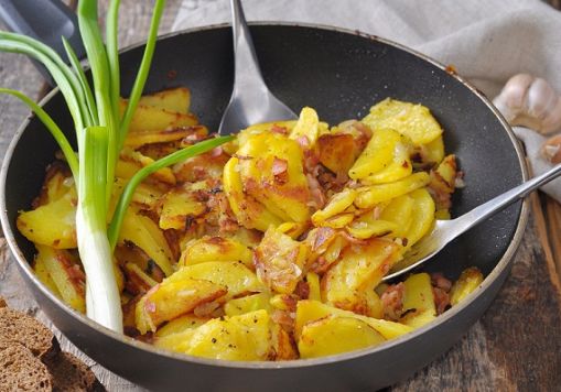 Как правильно пожарить картошку с луком на сковороде вкусно с корочкой