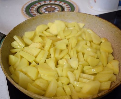 Как правильно пожарить картошку с луком на сковороде вкусно с корочкой