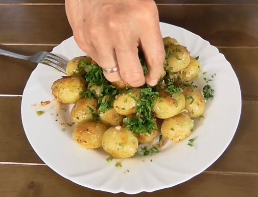 Как правильно пожарить картошку с луком на сковороде вкусно с корочкой