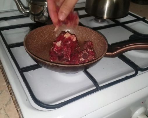 Как правильно пожарить картошку с луком на сковороде вкусно с корочкой