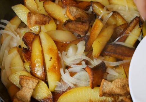 Как правильно пожарить картошку с луком на сковороде вкусно с корочкой