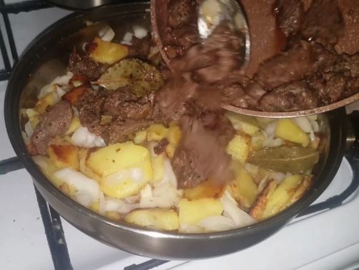 Как правильно пожарить картошку с луком на сковороде вкусно с корочкой