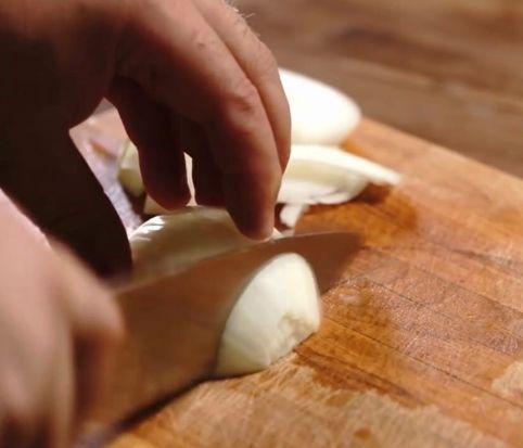 Как правильно пожарить картошку с луком на сковороде вкусно с корочкой