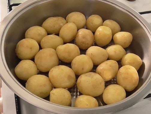 Как правильно пожарить картошку с луком на сковороде вкусно с корочкой