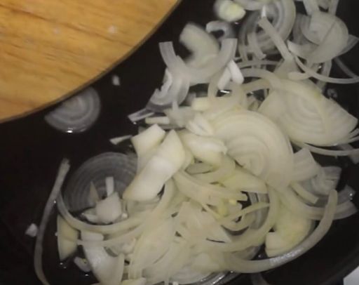 Как пожарить печень говяжью с луком, чтобы была мягкая и сочная