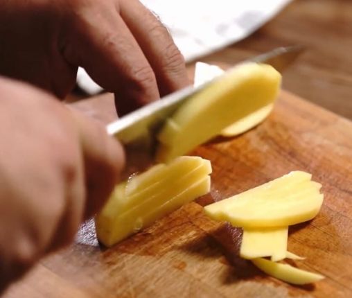 Как правильно пожарить картошку с луком на сковороде вкусно с корочкой