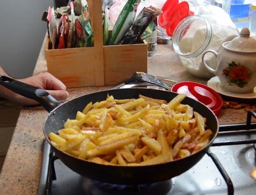 Как правильно пожарить картошку с луком на сковороде вкусно с корочкой