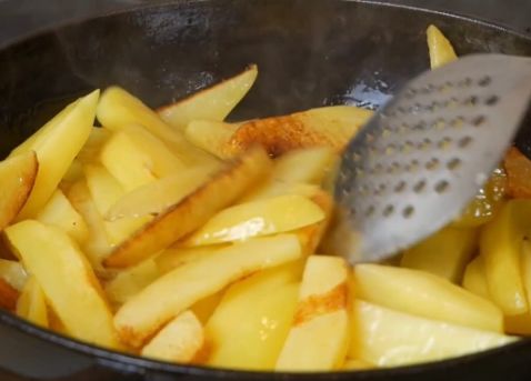 Как правильно пожарить картошку с луком на сковороде вкусно с корочкой