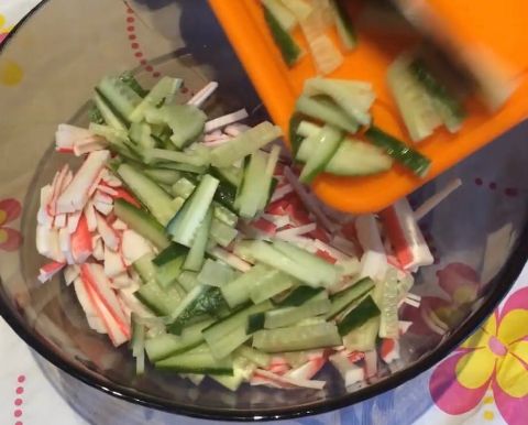 Салат с кальмарами и яйцом и огурцом - Самый вкусный рецепт
