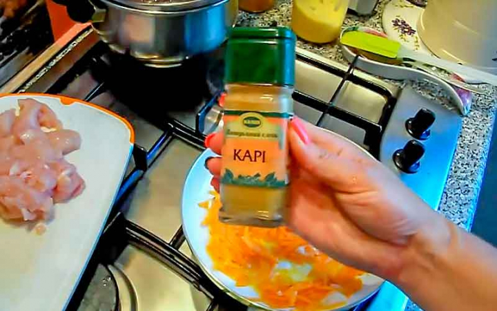 Філе курки з макаронами у духовці під сиром