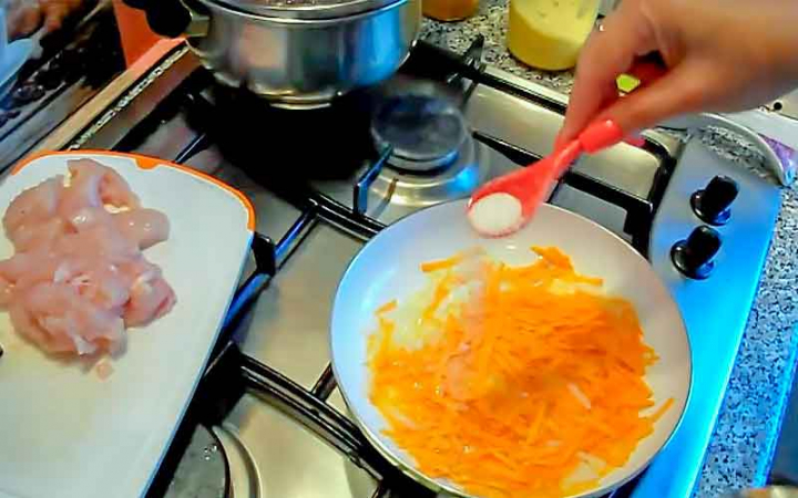 Філе курки з макаронами у духовці під сиром