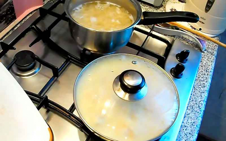 Філе курки з макаронами у духовці під сиром