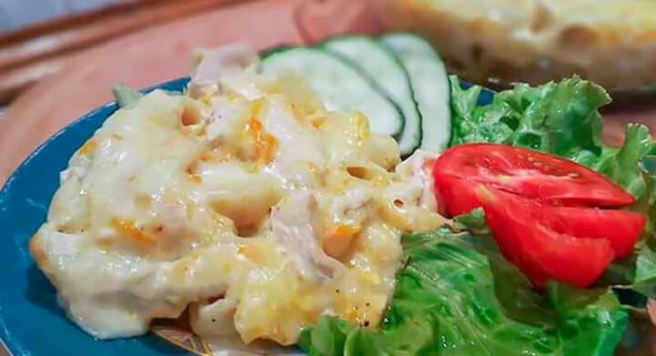 Філе курки з макаронами у духовці під сиром