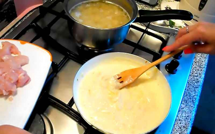 Філе курки з макаронами у духовці під сиром