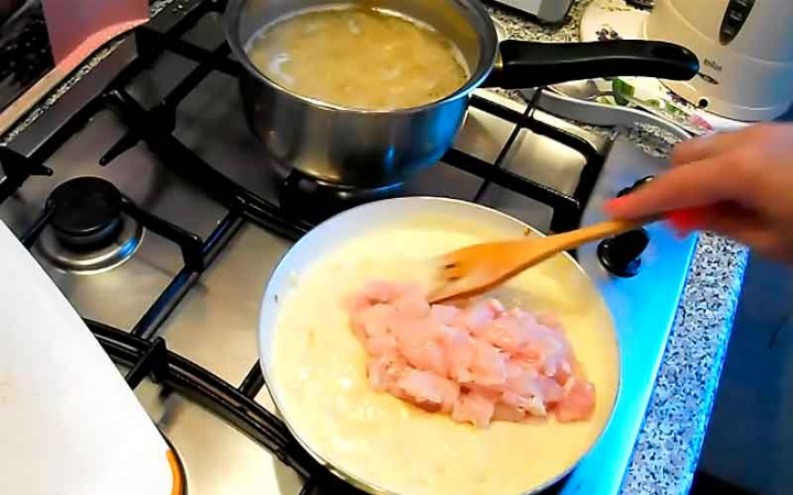 Філе курки з макаронами у духовці під сиром