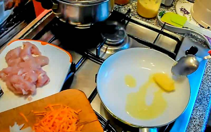 Філе курки з макаронами у духовці під сиром