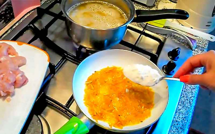 Філе курки з макаронами у духовці під сиром