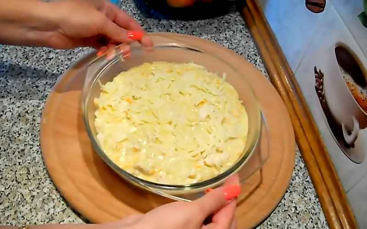 Філе курки з макаронами у духовці під сиром
