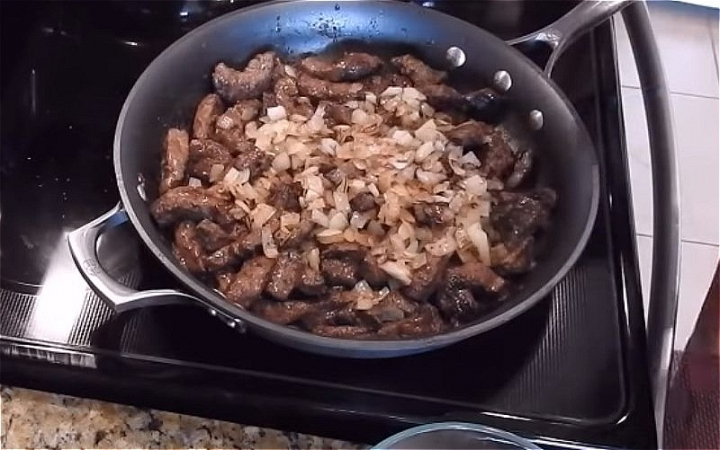 Як приготувати м'яку та соковиту яловичу печінку на сковороді.