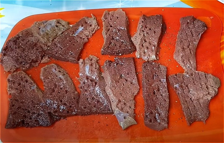 Як приготувати м'яку та соковиту яловичу печінку на сковороді.