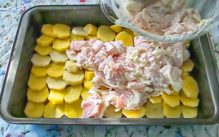 Курка по-французьки з гарніром з картоплі в духовці