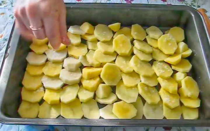 Курка по-французьки з гарніром з картоплі в духовці