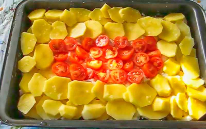 Курка по-французьки з гарніром з картоплі в духовці