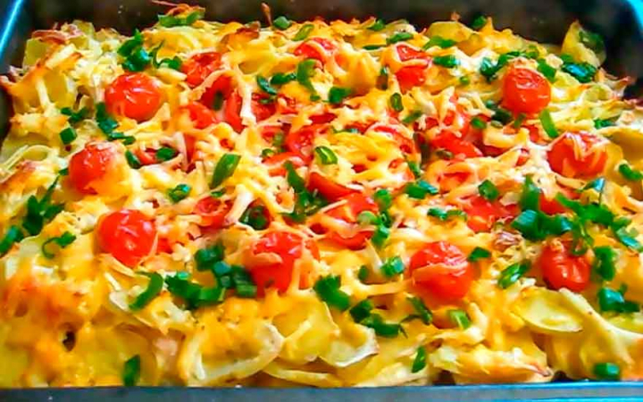 Курка по-французьки з гарніром з картоплі в духовці
