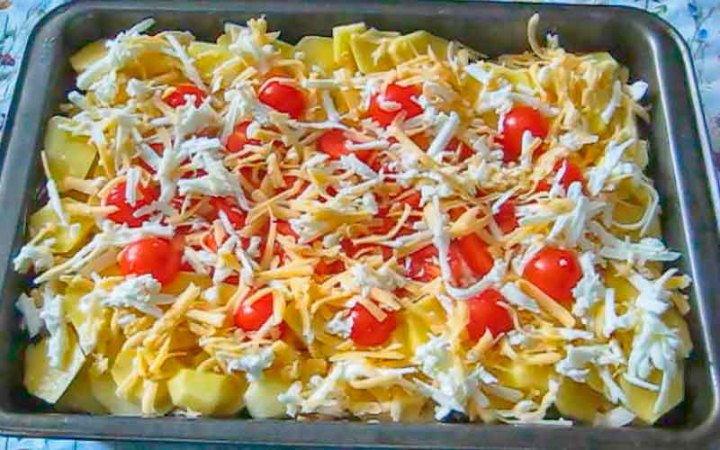 Курка по-французьки з гарніром з картоплі в духовці