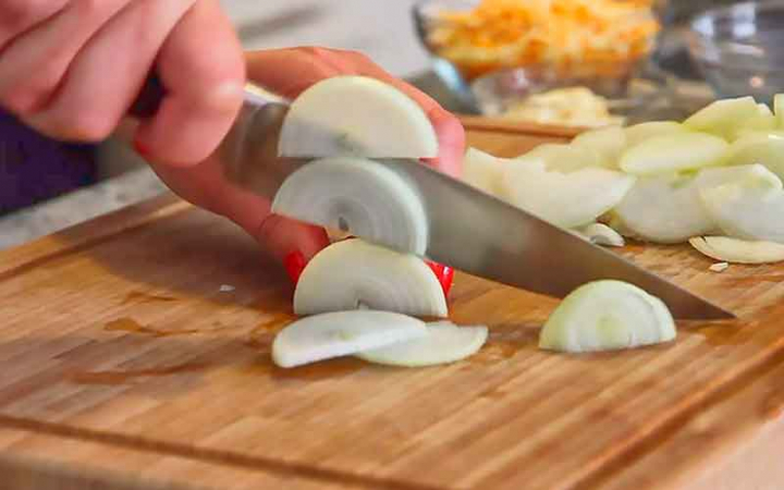 Курка по-французьки з картоплею у сметані