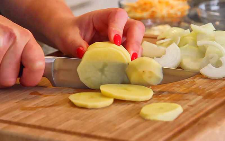 Курка по-французьки з картоплею у сметані