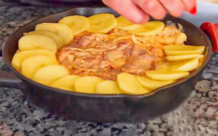 Курка по-французьки з картоплею у сметані