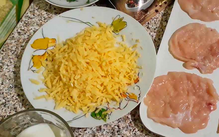 Курка по-французьки з сиром овочами та помідорами