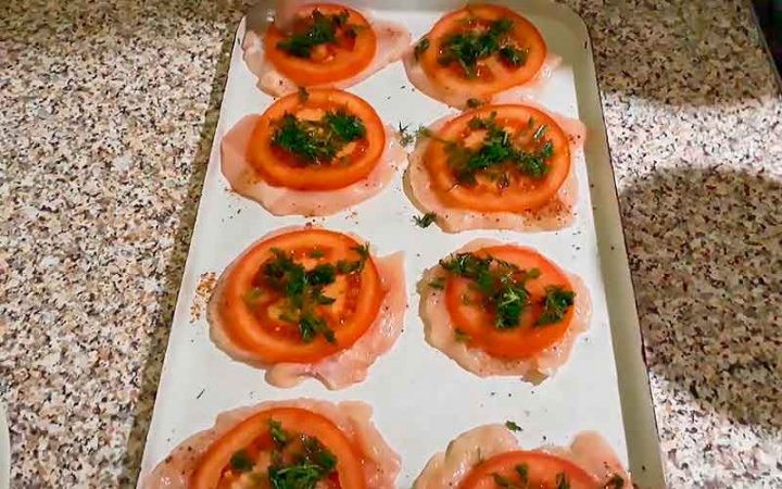 Курка по-французьки з сиром овочами та помідорами