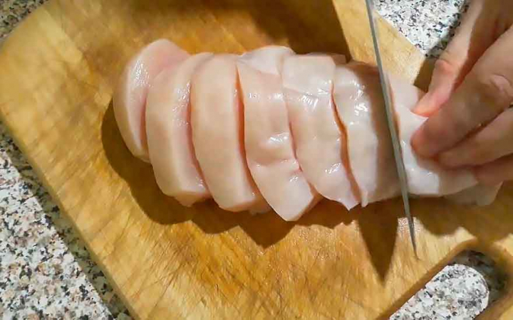 Курка по-французьки з сиром овочами та помідорами