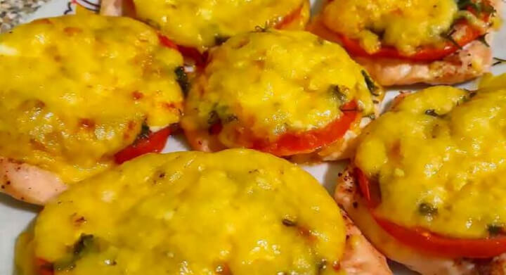 Курка по-французьки з сиром овочами та помідорами