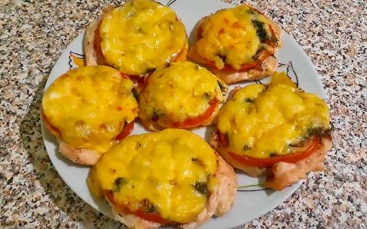 Курка по-французьки з сиром овочами та помідорами