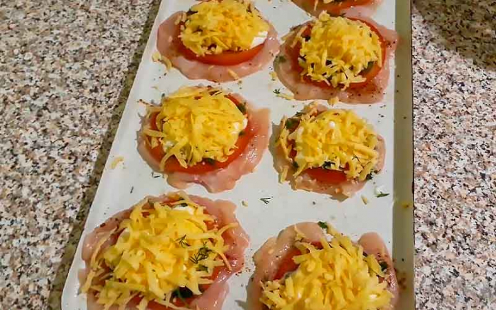Курка по-французьки з сиром овочами та помідорами