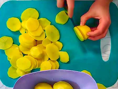 Курка по-французьки в духовці з картоплею