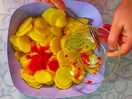 Курка по-французьки в духовці з картоплею
