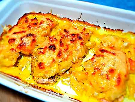 Курка з ананасами в духовці, куряче філе під сиром