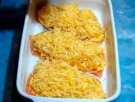 Курка з ананасами в духовці, куряче філе під сиром