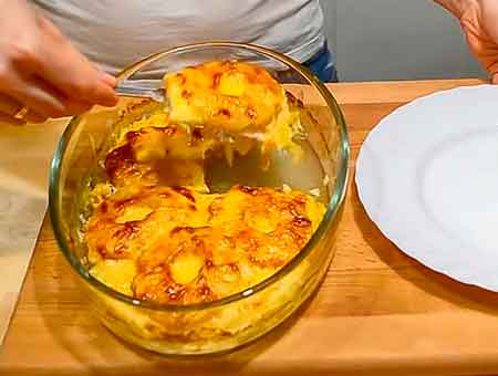 Курка з ананасами в духовці, куряче філе під сиром