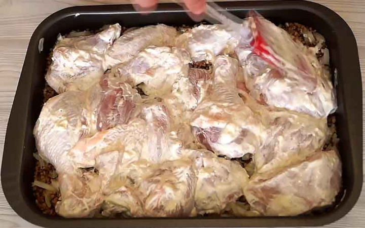 Курка з гречкою в духовці під сирною скоринкою