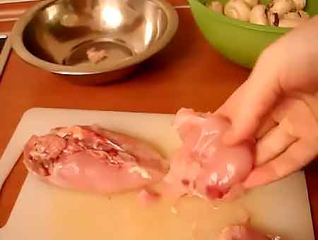 Курка з грибами на листі рецепт з курячої грудки