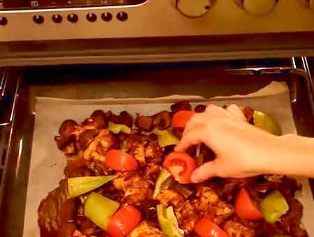 Курка з грибами на листі рецепт з курячої грудки