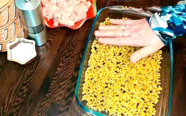 Курка з макаронами та овочами в духовці